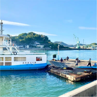 写真:海辺にフェリーが止まっています